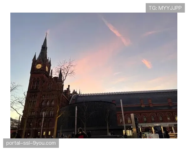 天气及场地条件更新：伦敦地区晴朗，适合进行地面传递